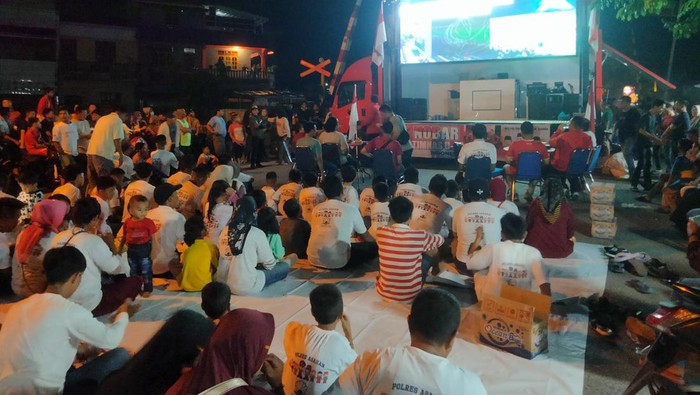 Warga Kisaran antusias menonton laga Timnas Indonesia Vs Irak. (Perdana Ramadhan/detikSumut)