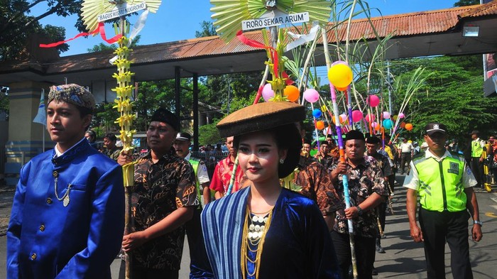 Warga Kudus Gelar Tradisi Manten Tebu Karyawan pabrik memasukan batang tebu ke mesin giling saat mengikuti proses tradisi Manten Tebu di Pabrik Gula (PG) Rendeng unit kerja PTPN IX, Kudus, Jawa Tengah, Kamis (2/5/2024). Tradisi tersebut untuk mengawali musim giling tebu yang bertujuan untuk memohon keselamatan, serta rasa syukur kepada Tuhan Yang Maha Esa atas hasil panen tebu yang melimpah. ANTARA FOTO/Yusuf Nugroho/foc.
