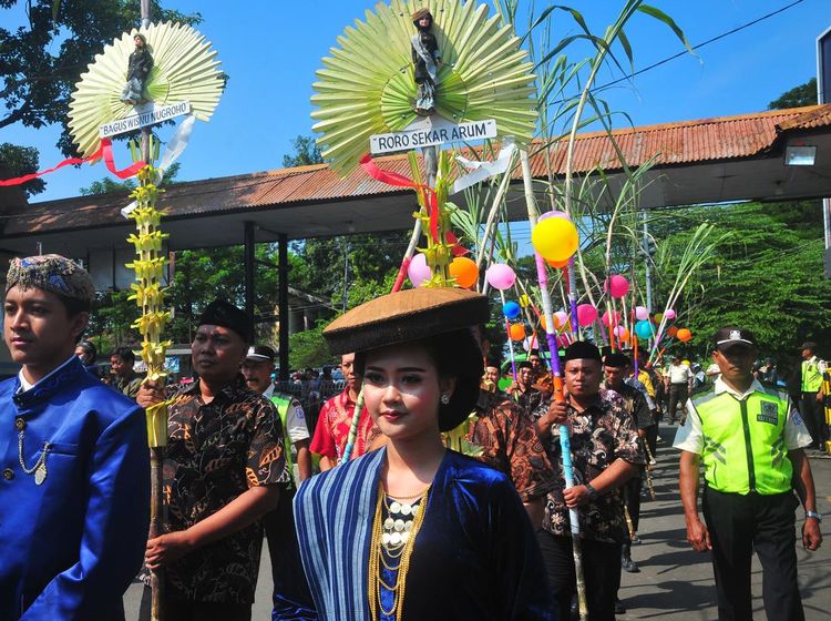 Warga Kudus Gelar Tradisi Manten Tebu di Pabrik Gula