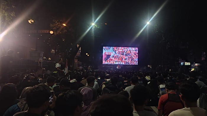 Warga Medan antusias nobar Indonesia Vs Irak. (Nizar Aldi/detikSumut)