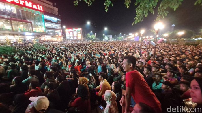 Warga nobar di Alun-alun Purwokerto, Banyumas, saat pertandingan semifinal antara Indonesia U-23 melawan Uzbekistan U-23, Senin (29/4/2024) malam.