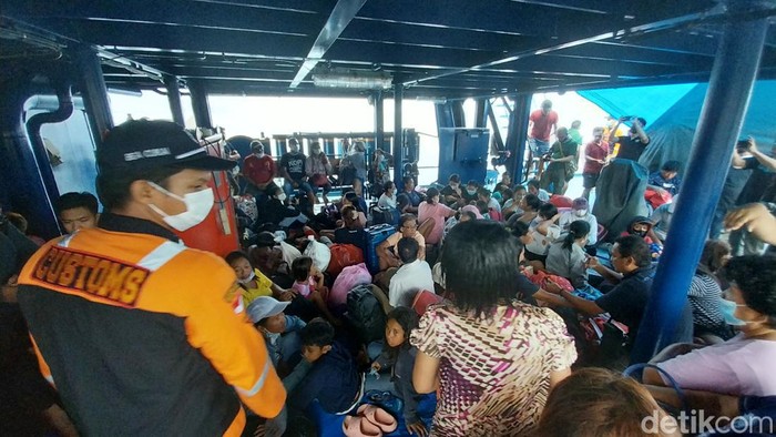 Warga Pulau Tagulandang, Kabupaten Sitaro, Sulut mengungsi imbas erupsi Gunung Ruang.