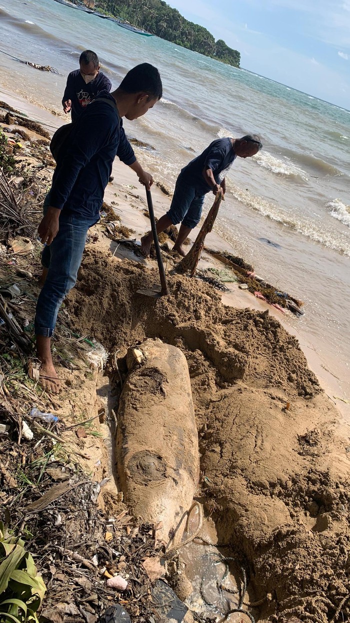 Warga saat mengubur bangkai dugong di Pulau Bawean