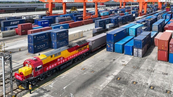 Zhang Lang/VCG/Getty Images Kereta barang ekspres Tiongkok-Laos-Thailand-Malaysia pertama berangkat dari Chengdu. Ini menandai tonggak penting dalam konektivitas perdagangan regional.