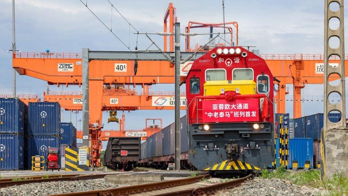 Zhang Lang/VCG/Getty Images Kereta barang ekspres Tiongkok-Laos-Thailand-Malaysia pertama berangkat dari Chengdu. Ini menandai tonggak penting dalam konektivitas perdagangan regional.