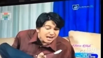 Eits, tangannya belum masuk. Foto: Instagram