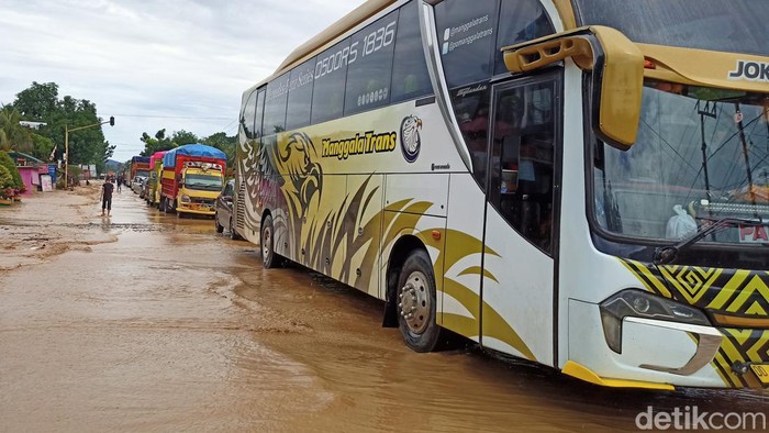 Akses lalu lintas di Jalan Poros Belopa-Makassar macet akibat banjir di Luwu.