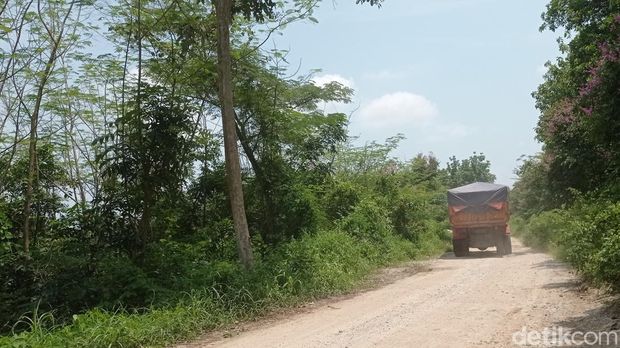 Akses penghubung antara Desa Cupang dan Ciwaringin di Kabupaten Cirebon.