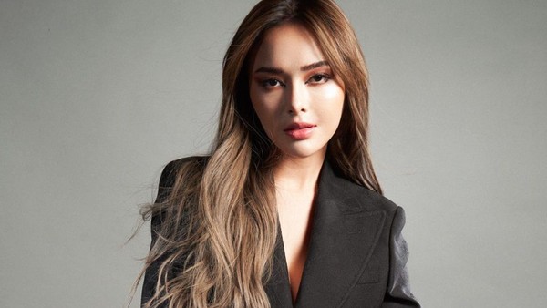 6 Gaya Amanda Manopo Tampil Seksi Bak Kim Ji Won di Queen of Tears