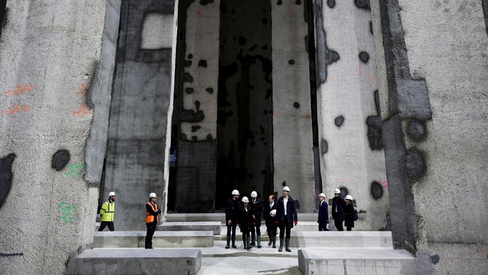 Ambisius Paris Gelar Cabor Renang Olimpiade di Sungai Seine Paris Mayor Anne Hidalgo and other officials attend the inauguration of the Austerlitz wastewater and rainwater storage basin, which is intended, among other things, to make the Seine swimmable during the Paris 2024 Olympic Games, in Paris, France May 2, 2024. Stephane De Sakutin/Pool via REUTERS