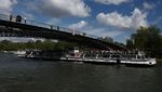 Ambisius Paris Gelar Cabor Renang Olimpiade di Sungai Seine yang Tercemar