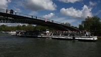 Ini adalah bagian dari serangkaian kontroversi seputar pencemaran air di cabang olahraga yang rencananya akan diselenggarakan di perairan terbuka, seperti dayung, triatlon, berlayar, selancar, dan renang maraton. (REUTERS/Stephanie Lecocq)  