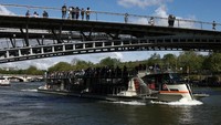 Pemerintah ibu kota Prancis ini telah menghabiskan €1,4 miliar untuk membersihkan sungai tersebut menyusul protes tentang potensi tingkat limbah dari para perenang dalam acara uji coba pemanasan. Beberapa acara uji coba bahkan dibatalkan. (REUTERS/Stephanie Lecocq)  