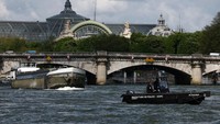Hujan deras yang turun terus-menerus telah meluapkan kanal-kanal di sana. Air limbah pun masuk ke sungai dan meningkatkan konsentrasi bakteri. (REUTERS/Stephanie Lecocq)  