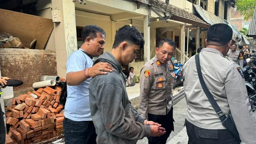 Amron Al Rasyid Pane diamankan seusai membunuh wanita pekerja seks komersial (PSK) MiChat di Mapolsek Kuta. (Foto: Polsek Kuta)