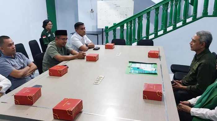 Perwakilan mantan Bupati Sinjai Andi Seto Gadhista Asapa mengambil formulir calon wali kota Makassar di Kantor DPC PKB Makassar, Jalan Letjen Hertasning, Jumat (3/5/2024).
