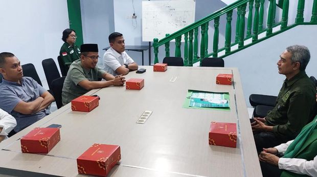 Perwakilan mantan Bupati Sinjai Andi Seto Gadhista Asapa mengambil formulir calon wali kota Makassar di Kantor DPC PKB Makassar, Jalan Letjen Hertasning, Jumat (3/5/2024).