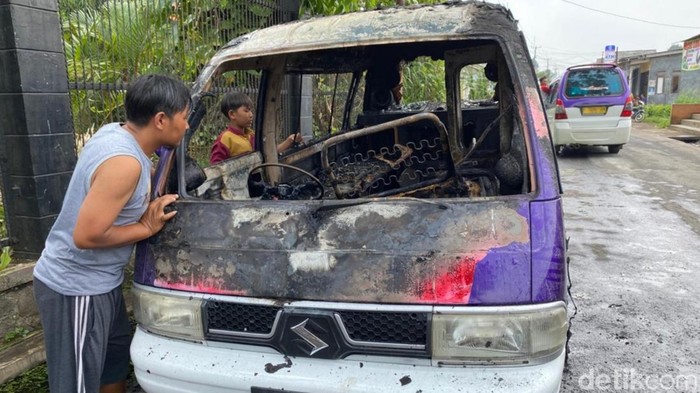 Angkot terbakar di Sukabumi.