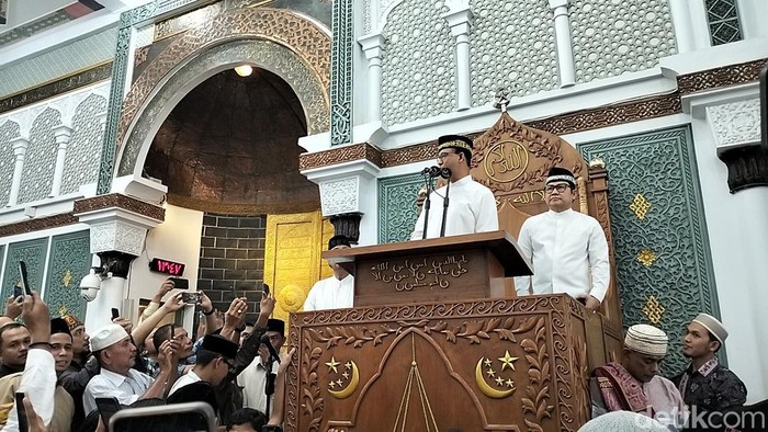 Anies dan Cak Imin di atas mimbar Masjid Raya Baiturrahman, Banda Aceh. (Agus Setyadi/detikSumut)
