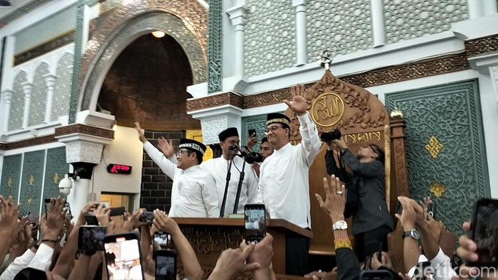 Anies dan Cak Imin naik ke atas mimbar di Masjid Raya Baiturrahman Banda Aceh, untuk menyapa masyarakat usai melaksanakan Salat Jumat. (Agus Setyadi/detikSumut)