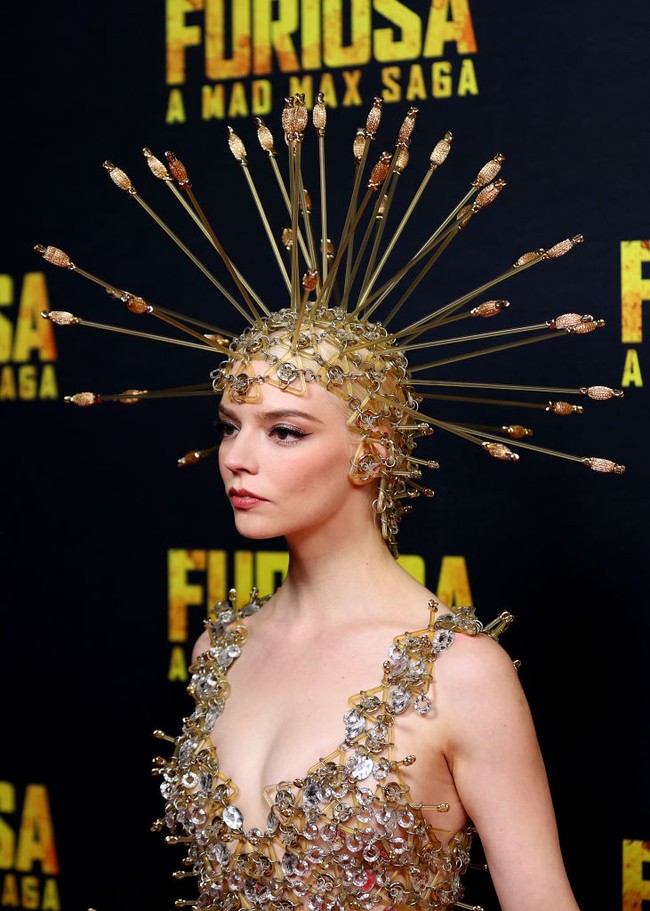 Rancangan gaun haute couture ini sangat tepat dikenakan Anya Taylor-Joy karena merepresentasikan alur cerita film pasca-apokaliptik tersebut, di mana karakter War Boys menggunakan tongkat petir untuk mengebom musuh-musuh mereka. Tongkat petir itu sangat mirip dengan hiasan tombak pada gaun yang dikenakannya. Foto: Getty Images/Brendon Thorne