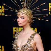 Rancangan gaun haute couture ini sangat tepat dikenakan Anya Taylor-Joy karena merepresentasikan alur cerita film pasca-apokaliptik tersebut, di mana karakter War Boys menggunakan tongkat petir untuk mengebom musuh-musuh mereka. Tongkat petir itu sangat mirip dengan hiasan tombak pada gaun yang dikenakannya. Foto: Getty Images/Brendon Thorne