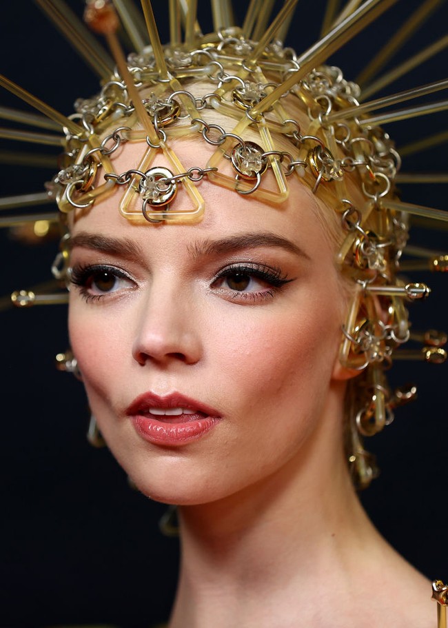 Memakai gaun dengan detail atraktif rupanya membuat Anya Taylor-Joy sedikit kerepotan. Dia tidak bisa bebas berpose karena tombak-tombak yang mencuat keluar dari gaun. Foto: Getty Images/Brendon Thorne