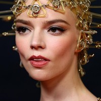 Memakai gaun dengan detail atraktif rupanya membuat Anya Taylor-Joy sedikit kerepotan. Dia tidak bisa bebas berpose karena tombak-tombak yang mencuat keluar dari gaun. Foto: Getty Images/Brendon Thorne