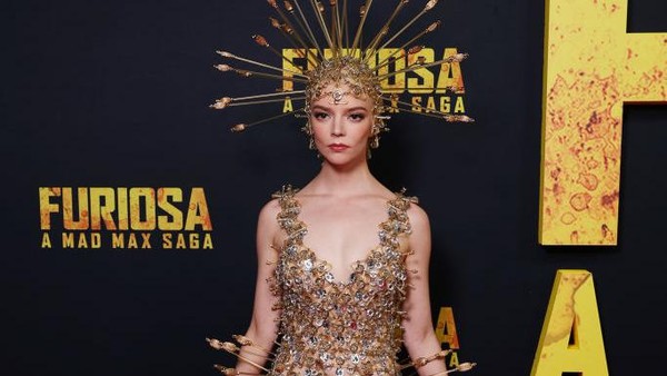 7 Gaya Dramatis Anya Taylor-Joy Pakai Gaun Tombak di Premier Mad Max Saga