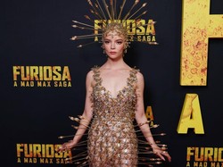 7 Gaya Dramatis Anya Taylor-Joy Pakai Gaun Tombak di Premier Mad Max Saga