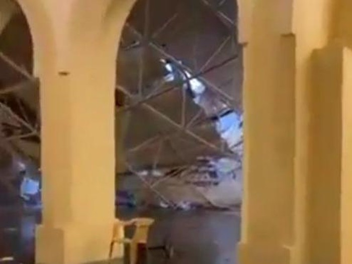Atap masjid di Universitas King Fadh roboh akibat hujan deras pada Rabu (1/5/2024) malam.