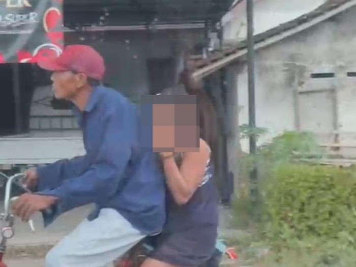Ayah di Jember membonceng anaknya yg ODGJ