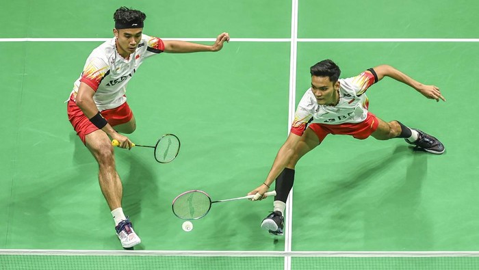 Babak perempatfinal Piala Thomas Indonesia lawan Korea Selatan Pebulu tangkis ganda putra Indonesia Muhammad Shohibul Fikri (kanan) dan Bagas Maulana (kiri) berusaha mengembalikan kok ke arah lawannya pebulu tangkis ganda putra Korea Selatan Kang Min Hyuk dan Seo Seung Jae dalam babak perempatfinal Piala Thomas 2024 di Chengdu Hi Tech Zone Sports Center Gymnasium, Chengdu, China, Jumat (3/5/2024). Pasangan Bagas/Fikri kalah dalam dua gim 15-21, 12-21 dan tim Indonesia imbang atas Korea Selatan dengan skor 1-1. ANTARA FOTO/Galih Pradipta/Spt.
