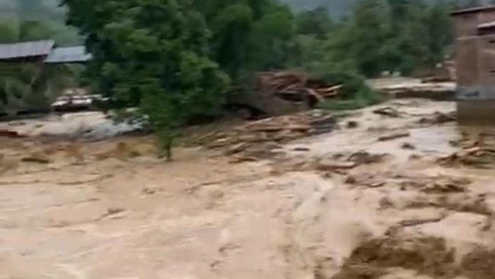 Banjir bandang menerjang Luwu, Sulsel.