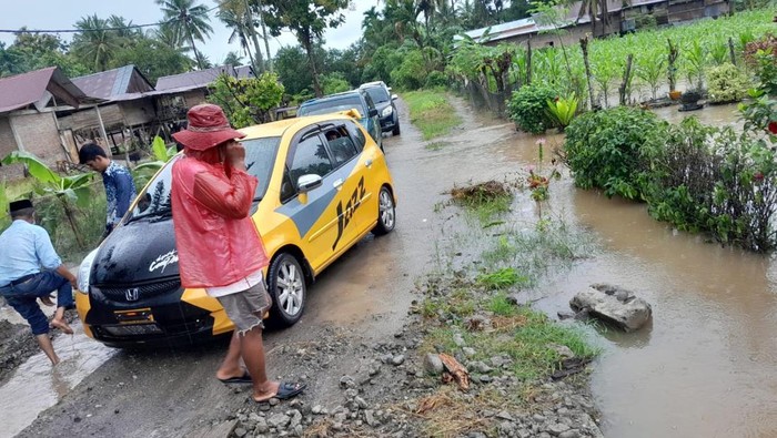 Banjir menerjang Kabupaten Pinrang, Sulsel.