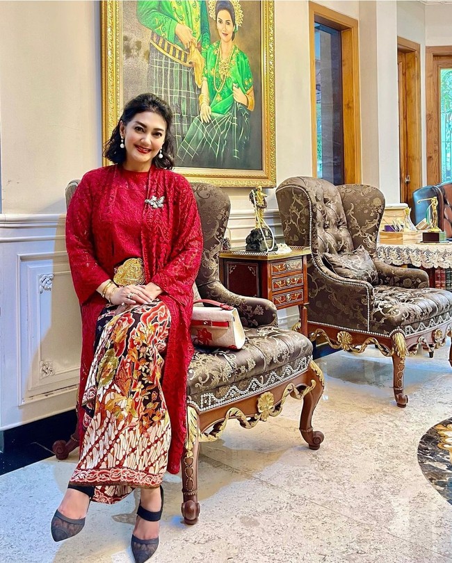 Bella Saphira percaya diri dan bangga mengenakan kebaya brokat merah. Penampilannya itu terlihat sempurna dengan kain batik motif Mega Mendung dan berpadu motif batik parang. Foto: Instagram @bellashapiraofficial