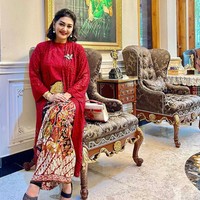 Bella Saphira percaya diri dan bangga mengenakan kebaya brokat merah. Penampilannya itu terlihat sempurna dengan kain batik motif Mega Mendung dan berpadu motif batik parang. Foto: Instagram @bellashapiraofficial