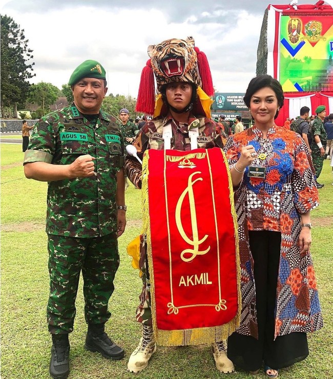 Suami Bella Saphira, Letnan Jendral TNI Agus Surya Bakti sudah mencapai masa purnatugas setelah mengabdi selama 39 tahun. Ini momen Bella Saphira dampingi sang suamu saat acara Wisuda Purna Wira pada 2019. Foto: Instagram @bellashapiraofficial