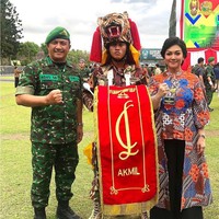 Suami Bella Saphira, Letnan Jendral TNI Agus Surya Bakti sudah mencapai masa purnatugas setelah mengabdi selama 39 tahun. Ini momen Bella Saphira dampingi sang suamu saat acara Wisuda Purna Wira pada 2019. Foto: Instagram @bellashapiraofficial