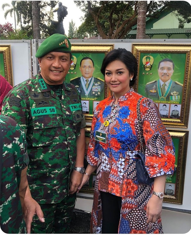 Pemain sinetron Dewi Fortuna ini pun tampil manis dalam balutan busana batik tulis Sekar Jagad. Bella Saphira memadukan batik dengan kulot hitam dan terlihat feminim dengan gaya rambut yang disanggul. Foto: Instagram @bellashapiraofficial