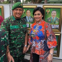 Pemain sinetron Dewi Fortuna ini pun tampil manis dalam balutan busana batik tulis Sekar Jagad. Bella Saphira memadukan batik dengan kulot hitam dan terlihat feminim dengan gaya rambut yang disanggul. Foto: Instagram @bellashapiraofficial