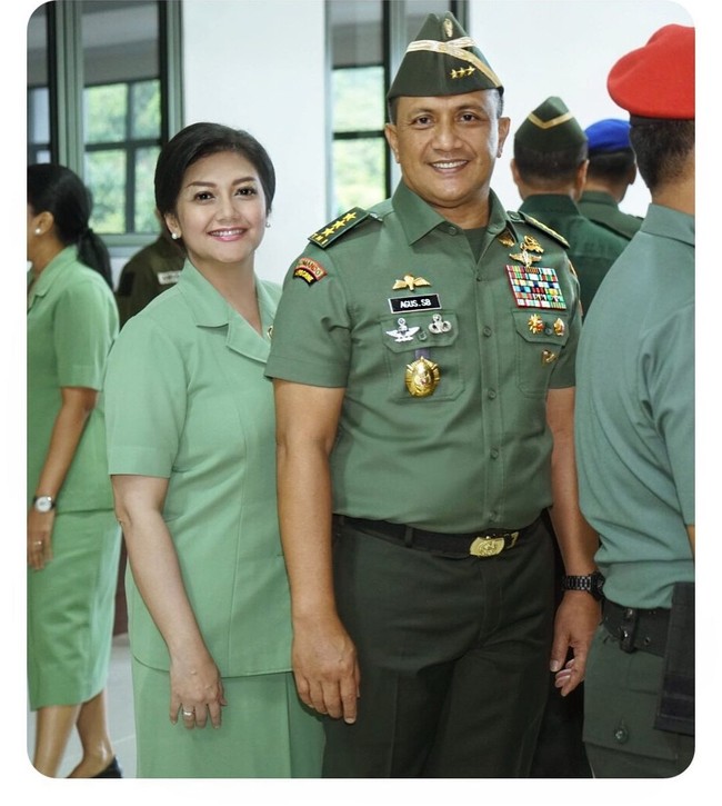 Sebagai Ibu Persit, artis 51 tahun ini setia mendampingi suaminya saat aktif bertugas menjadi TNI AD. Bella Saphira pun terlihat mengenakan seragam Persit di beberapa acara sang suami. Foto: Instagram @bellashapiraofficial