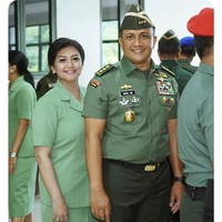 Sebagai Ibu Persit, artis 51 tahun ini setia mendampingi suaminya saat aktif bertugas menjadi TNI AD. Bella Saphira pun terlihat mengenakan seragam Persit di beberapa acara sang suami. Foto: Instagram @bellashapiraofficial