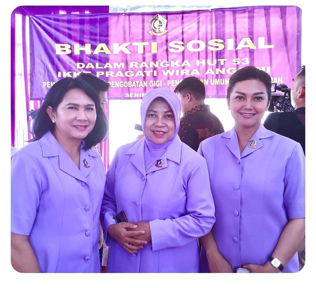 Bella Saphira juga aktif dalam kegiatan bakti sosial yang dilalukan bersama para istri TNI lainnya. Bagaimana menurutmu penampilan sang aktris saat menjabat sebagai ibu Persit ini? Foto: Instagram @bellashapiraofficial