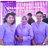 Bella Saphira juga aktif dalam kegiatan bakti sosial yang dilalukan bersama para istri TNI lainnya. Bagaimana menurutmu penampilan sang aktris saat menjabat sebagai ibu Persit ini? Foto: Instagram @bellashapiraofficial