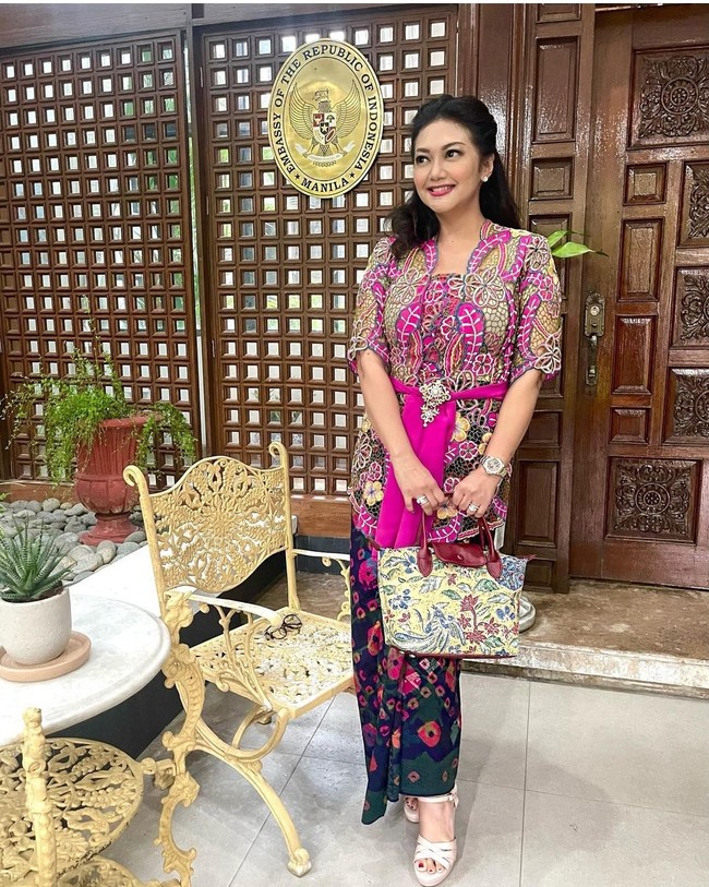 Penampilan Bella Saphira saat mengunjungi KBRI Manila, Filipina, bersama Dharma Wanita Persatuan. Bella tampil mengenakan kebaya aplikasi bordir bergaya Bali, yang dipadupadankan dengan kain songket jumputan Bali. Foto: Instagram @bellashapiraofficial