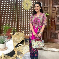 Penampilan Bella Saphira saat mengunjungi KBRI Manila, Filipina, bersama Dharma Wanita Persatuan. Bella tampil mengenakan kebaya aplikasi bordir bergaya Bali, yang dipadupadankan dengan kain songket jumputan Bali. Foto: Instagram @bellashapiraofficial