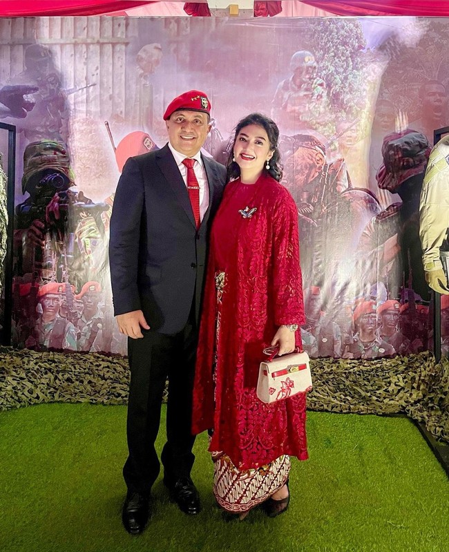 Belum lama ini, Bella Saphira hadir di acara HUT Kopassus ke-72 pada 30 April 2024. Bella Saphira pun tampil cantik dan anggun dalam balutan kebaya modern yang mencerminkan identitas perempuan Indonesia. Foto: Instagram @bellashapiraofficial