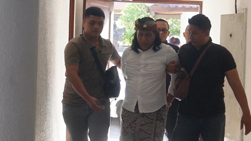 Bendesa Adat Berawa Ketut Riana (tengah) digiring petugas Kejati Bali, Kamis (2/5/2024).