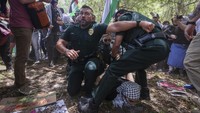 Namun, demonstrasi ini diwarnai penangkapan massal dan tindak tegas bahkan kekerasan dari aparat kepolisian. (Chris Urso/Tampa Bay Times via AP)